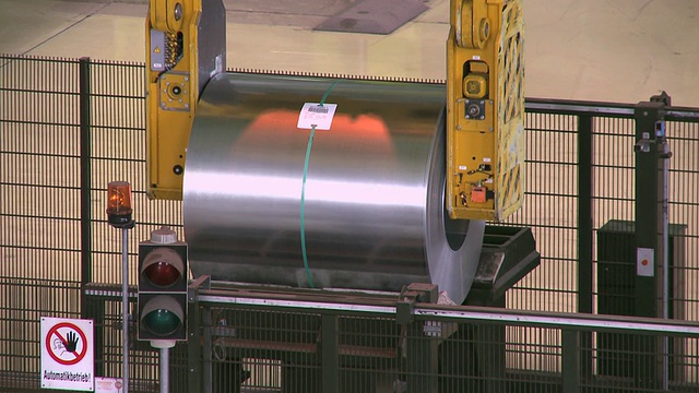德国北莱茵-威斯特伐利亚蒂森钢铁公司的MS TU起重机吊装钢板视频素材