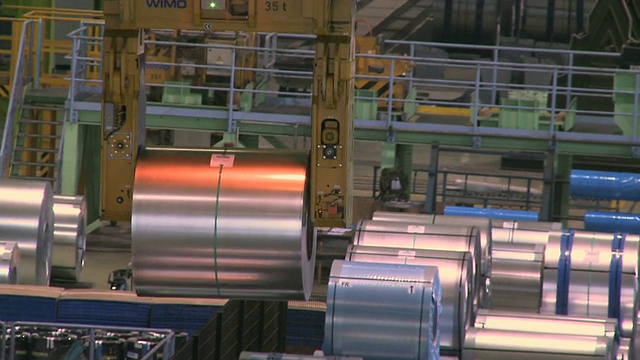 德国北莱茵-威斯特伐利亚蒂森钢铁公司(Thyssen steel AG / Duisberg)的MS TS起重机用于提升钢板视频下载