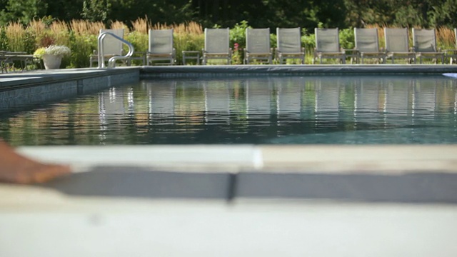 在美国佛蒙特州斯托的游泳池旁行走的双脚视频素材