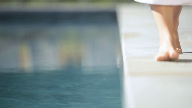 在美国佛蒙特州斯托的游泳池旁行走的CU脚视频素材