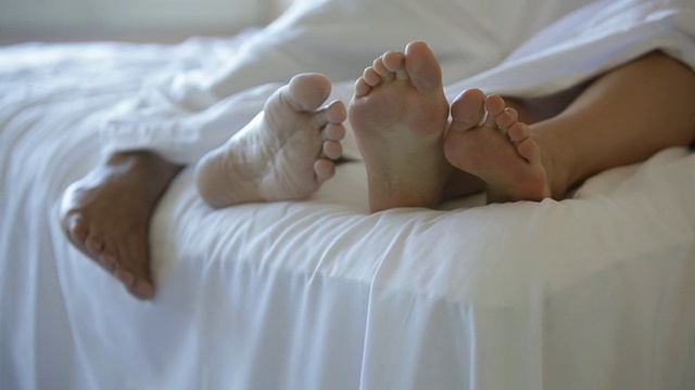 美国佛蒙特州斯托酒店床上两人的脚视频素材