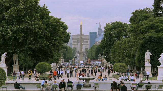 游客步行在杜伊勒里花园和凯旋门的背景/巴黎城，巴黎，法国视频素材