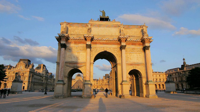 日落时杜伊勒里宫花园凯旋门的WS视图/巴黎城，巴黎，法国视频下载