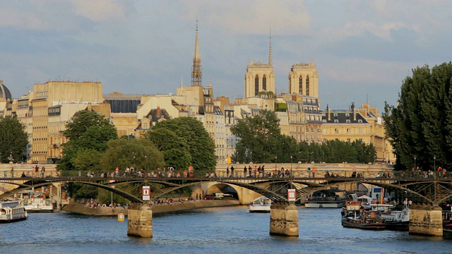 艺术桥和船只在塞纳河/巴黎城，法国巴黎视频素材