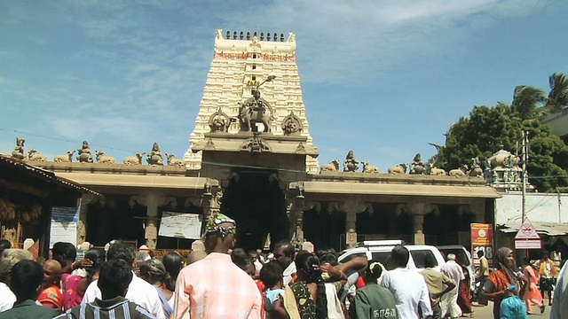 印度泰米尔纳德邦Rameswaram Ramanathaswamy庙前游客的照片视频素材