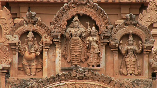印度泰米尔纳德邦坦贾维尔布里哈迪斯瓦尔神庙的MS雕像视频素材