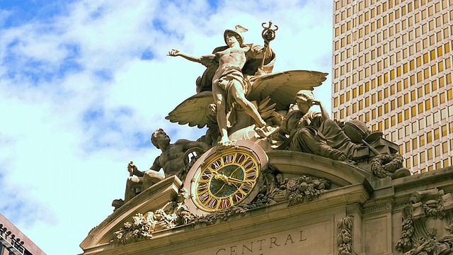 T/L云滚动在中央车站时钟/纽约，纽约，美国视频素材