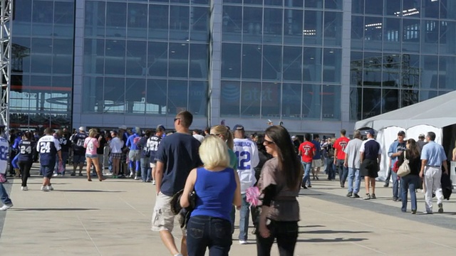 美国德克萨斯州阿灵顿的球迷正走向牛仔体育场视频下载