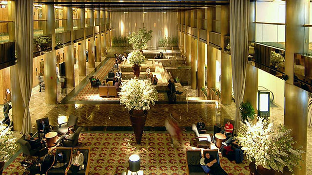 电汇顾客坐在繁忙的酒店大厅里或在大厅里散步/纽约，美国视频下载