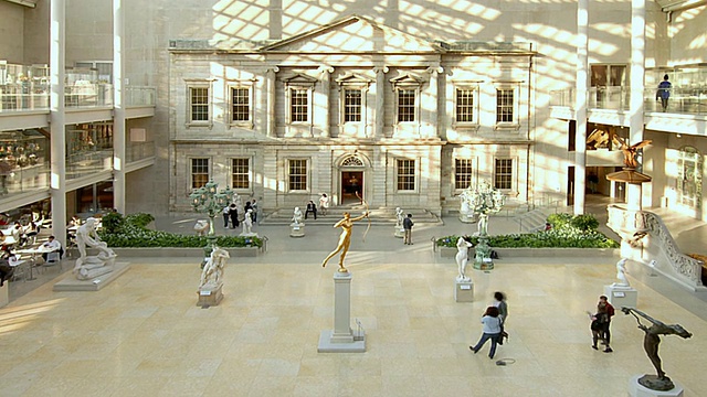 HA游客在美国纽约大都会艺术博物馆散步视频素材