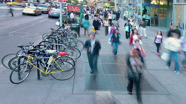 T/L行人走在繁忙的纽约街道上，纽约，美国视频素材