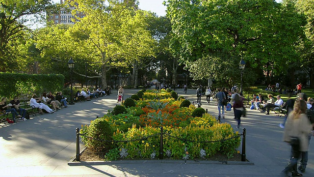 步行者行走在华盛顿广场公园/纽约，美国纽约视频素材