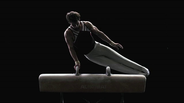 SLO MO体操运动员在鞍马上坐骑表演，然后下马/新西兰奥克兰视频素材