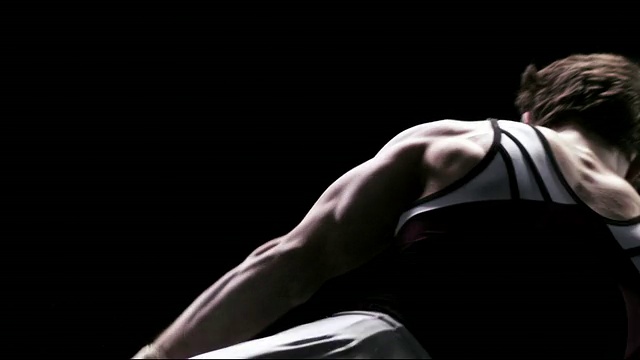 SLO MO体操运动员在鞍马上表演，然后下马，专注于头部和肩部肌肉/新西兰奥克兰视频素材