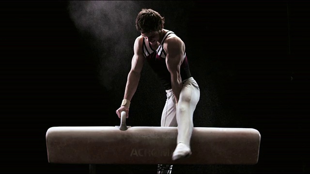 SLO MO体操运动员在鞍马上坐骑表演，然后下马/新西兰奥克兰视频素材