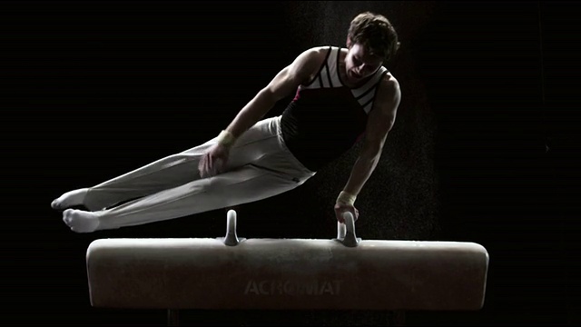 SLO MO体操运动员在鞍马上表演，然后下马/新西兰奥克兰视频素材