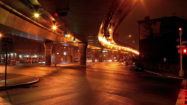 宽阔的镜头交通行驶在地下通道的夜晚/纽约，纽约，美国视频素材