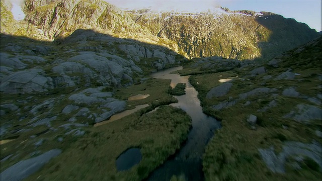 鸟瞰莫尔顿湖出口处/倾斜至瀑布/峡湾国家公园，新西兰视频下载