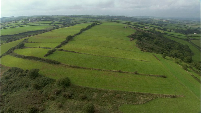 低空中，有沟渠边界的田野，拉格哈尔，威尔士视频素材