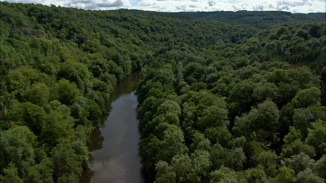 AERIAL, Woodlands和River Wye，格洛斯特郡，英格兰视频下载
