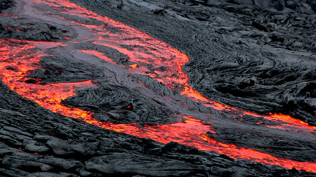 流动的熔岩河/卡拉帕纳，夏威夷，美国视频下载
