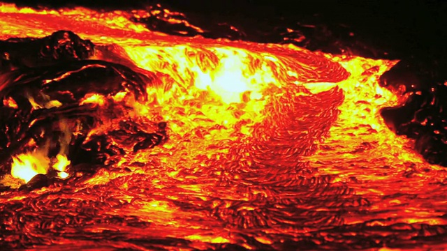 流动的熔岩河/卡拉帕纳，夏威夷，美国视频下载