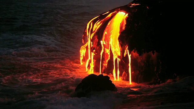 傍晚，美国夏威夷卡拉帕纳，汹涌的海浪和熔岩坠入大海视频下载
