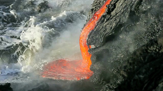 熔岩坠入大海/美国夏威夷卡拉帕纳视频素材