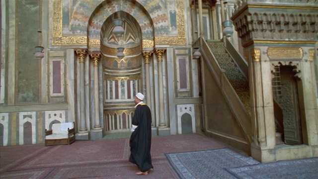 埃及开罗苏丹哈桑清真寺的男子视频下载