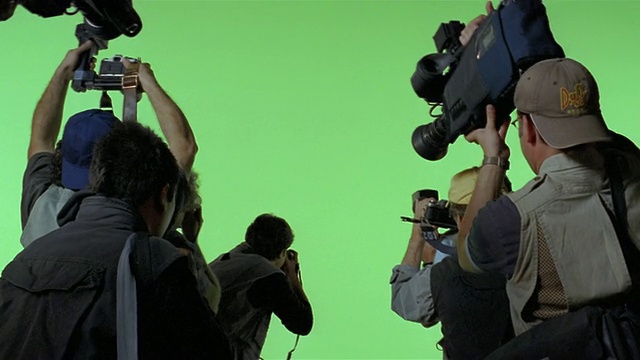 中拍狗仔队在绿色屏幕背景下拍照/洛杉矶视频素材