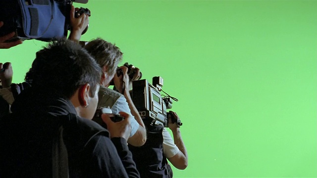 中拍狗仔队在绿色屏幕背景下拍照/洛杉矶视频素材