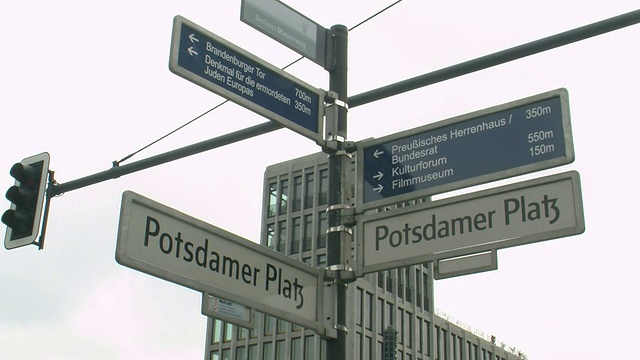 波茨坦广场交通标志/柏林，德国视频下载