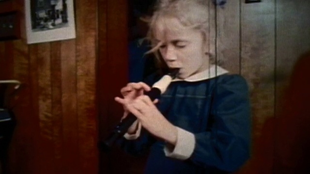 1977年，中枪女孩在客厅里放录音机视频下载