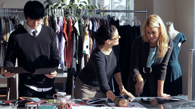 MS时装设计师和助理讨论swatch颜色/纽约，纽约，美国视频素材