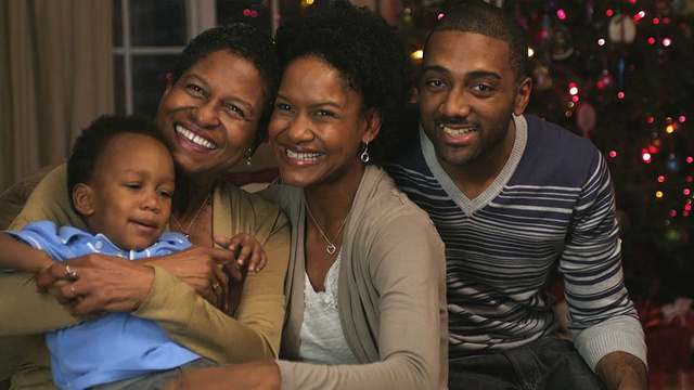 美国新泽西州纽瓦克的一个非裔美国家庭，背景是圣诞树视频下载