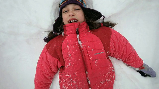 女孩ZI ZO在暴风雪中创造雪天使/美国缅因州雅茅斯视频下载