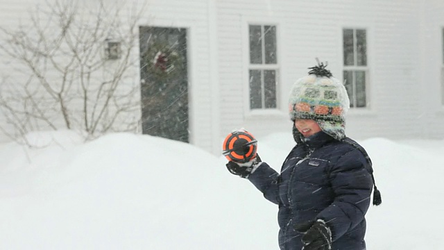 潘氏兄弟在暴风雪中玩橄榄球/美国缅因州雅茅斯视频下载
