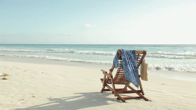 海边沙滩上的躺椅视频素材