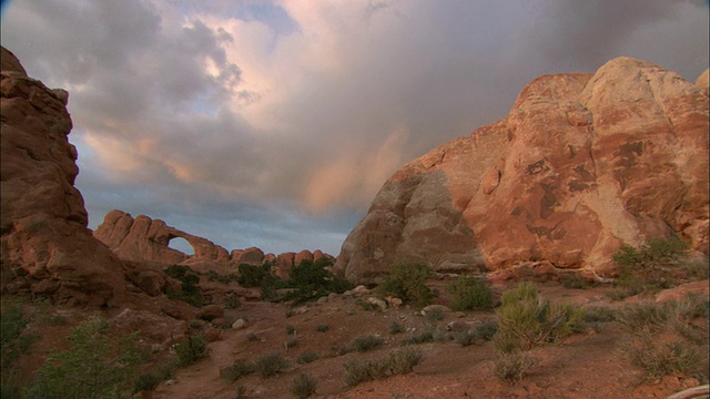 美国犹他州拱门国家公园的沙漠景观中岩石构成的天然拱门视频素材