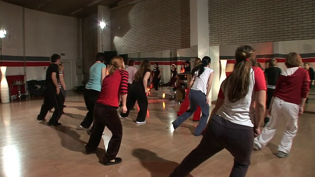 HD STEADYCAM:街舞课视频素材