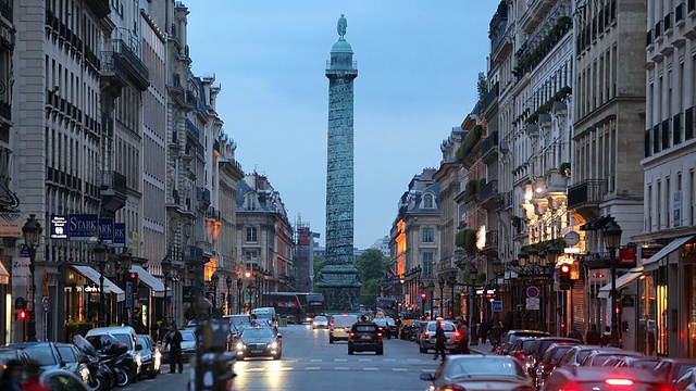 法国巴黎，沿和平街通往旺多姆广场和旺多姆柱的T/L交通视频下载
