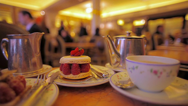 在传统的巴黎茶室里盛满甜点和茶杯，法国巴黎视频下载