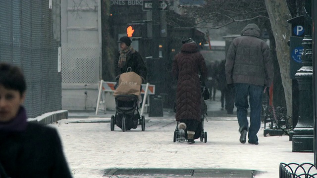 WS夫妇在冬天走在人行道上/纽约，美国视频下载
