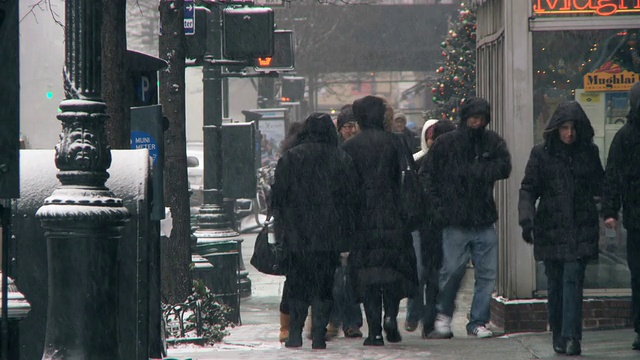 冬天，人们走在人行道上/纽约，美国视频素材