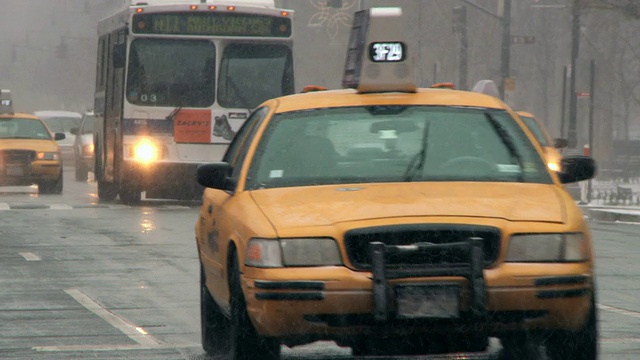 WS视图的交通在中央公园西部在雪/纽约城市，美国视频素材