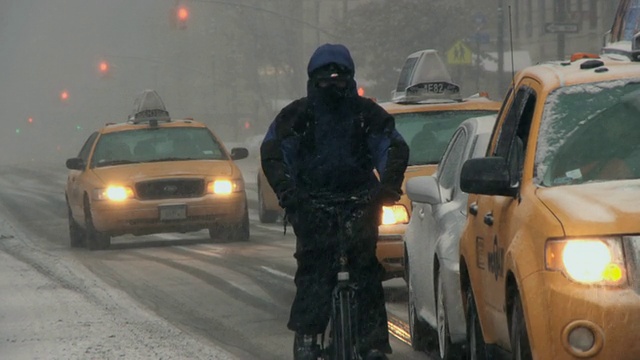在冬天，美国纽约，人们从出租车和车流中出来视频素材
