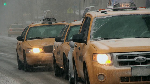 在冬天，美国纽约，人们从出租车和车流中出来视频下载
