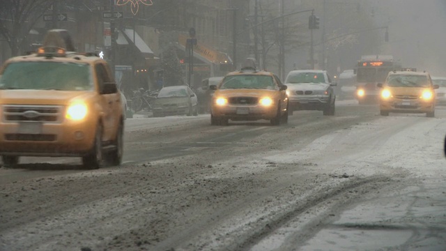 在冬季哥伦布大街的交通WS视图/纽约市，美国，纽约视频素材