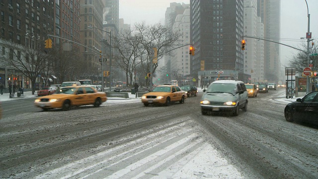 美国纽约，纽约市冬季72号和百老汇十字路口的交通视图视频下载