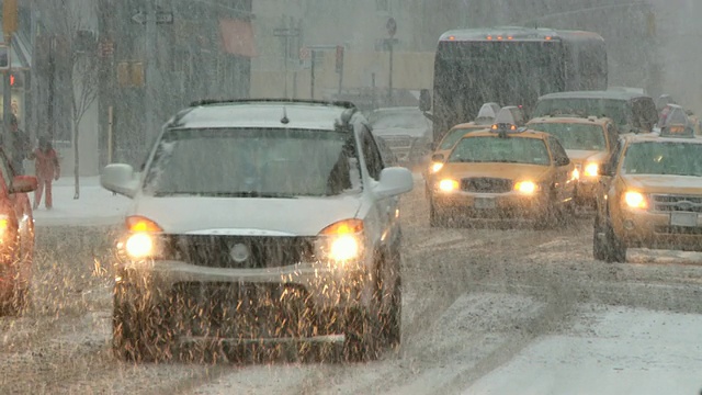 美国纽约冬季行人过马路的交通状况/纽约视频下载